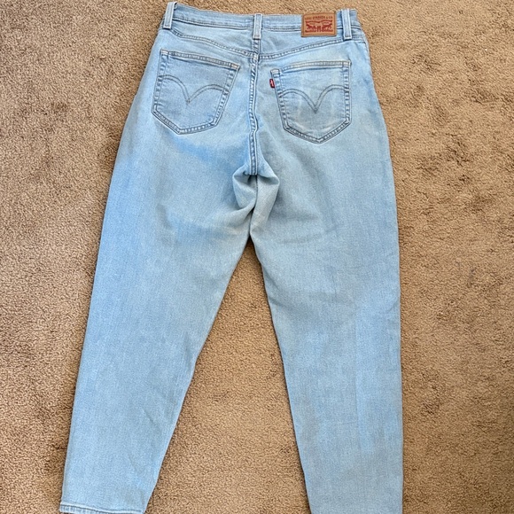 Levi’s Women’s Size 30 High Waisted Mom Jean Light Blue Straight/Skinny Leg - Picture 11 of 11